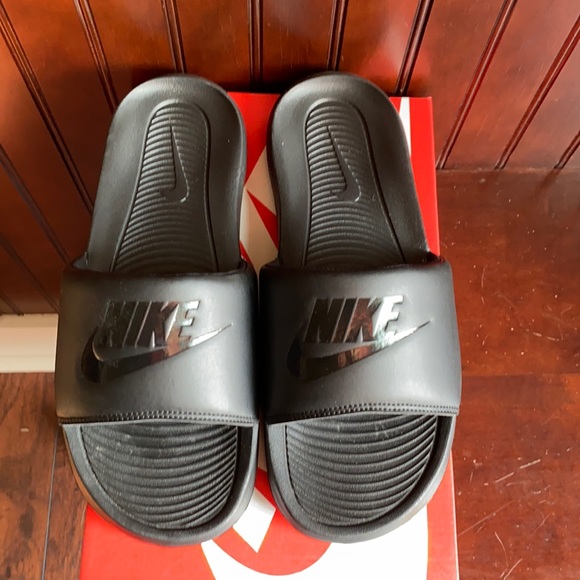 all black nike slides